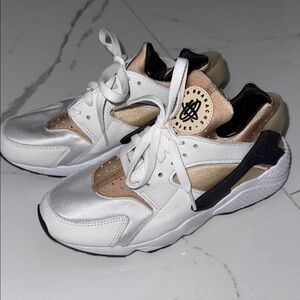Nike Women's Sneakers White and Gold